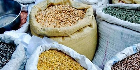 സൗജന്യ ഭക്ഷണക്കിറ്റിനായി മകനെയും കൂട്ടി വീട്ടമ്മ നടന്നത് കിലോമീറ്ററുകൾ; ഒടുവിൽ താങ്ങായി പൊലീസ് 