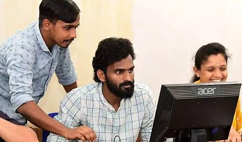 ഹെല്‍പ്പ്‌ലൈനില്‍ ആശ്വാസ വാക്കുകളുമായി വിനീതുമുണ്ട്‌; കോവിഡ്‌ പ്രതിരോധ പ്രവര്‍ത്തനങ്ങള്‍ക്കൊപ്പം കൂടി ഇന്ത്യന്‍ താരം