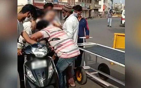 ആംബുലന്‍സ് നിഷേധിച്ചു, ഇരുചക്രവാഹനങ്ങളില്‍ ആശുപത്രികളില്‍ എത്തിച്ചു; രണ്ടുപേര്‍ക്ക് ദാരുണമരണം 