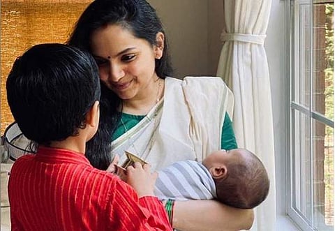ക്വാറന്റീനിൽ ആയിട്ട് ഒരുമാസത്തിലേറെ, ഞങ്ങൾ സുരക്ഷിതരാണ്; അമേരിക്കയിൽ സംവൃതയും കുടുംബവും 