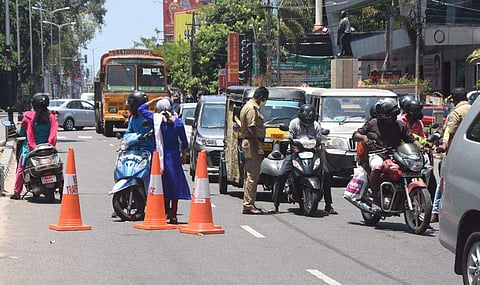 പത്തനംതിട്ടയ്ക്കും കൊല്ലത്തിനും എറണാകുളത്തിനും 24 ന് ശേഷം ഭാഗിക ഇളവ്; കോട്ടയം, ഇടുക്കി ജില്ലകള്‍ക്ക് പൂര്‍ണ ഇളവ്: സംസ്ഥാനത്തിന്റെ നിര്‍ദേശം ഇങ്ങനെ 