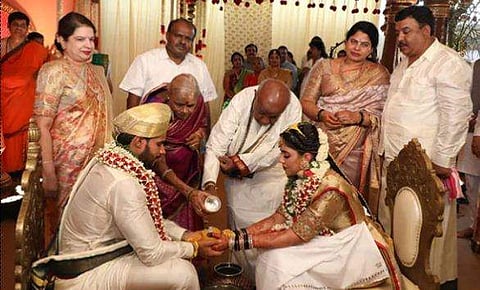 മുന്‍ മുഖ്യമന്ത്രിയുടെ മകന് എന്ത് സാമൂഹ്യ അകലം! ലോക്ക്ഡൗണ്‍ ലംഘിച്ച് കുമാരസ്വാമിയുടെ മകന്റെ വിവാഹം