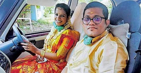 ലോക്ക്‌ഡൗണ്‍ കാലത്ത്‌ നവവധുവിന്റെ ഹീറോയിസം; വരന്റെ വീട്ടിലേക്ക്‌ കാറോടിച്ചത്‌ 130 കിലോമീറ്റര്‍