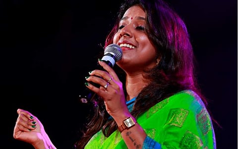 സെൽഫി സ്റ്റിക്കിന്റെയും  വീട്ടുകാരുടെയും സഹായത്തോടെ ഉണ്ടാക്കിയ പാട്ട്; വൈറലായി സിതാരയുടെ ​ഗാനം; വിഡിയോ