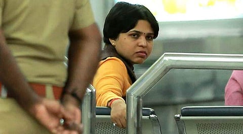 കള്ളവാറ്റുമായി തൃപ്തി ദേശായിയും സംഘവും പിടിയില്‍; സമൂഹമാധ്യമങ്ങളില്‍ വീഡിയോ പ്രചരിക്കുന്നു; വസ്തുത ഇങ്ങനെ