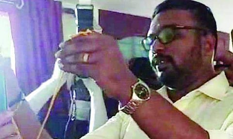 വധു യുപിയില്‍ കുടുങ്ങി, വരന്‍ പള്ളിപ്പാട്‌; വിവാഹം ഓണ്‍ലൈന്‍ വഴി നടത്തി