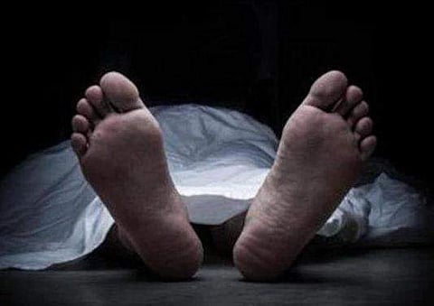 മധ്യവയസ്കൻ വീടിനുള്ളിൽ ദുരൂ​ഹ സാഹചര്യത്തിൽ മരിച്ച നിലയിൽ