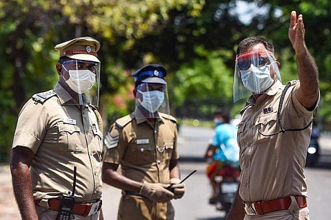 കോവിഡ് ബാധിതന്‍ ആശുപത്രിയില്‍ നിന്ന് ചാടിപ്പോയി; പിടിക്കാന്‍ ചെന്ന പൊലീസിനെ ഭീഷണിപ്പെടുത്തി
