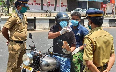 പടം പിടിച്ച് ഇമേജ് കളയണ്ട, പൊലീസ് വിഡിയോകൾക്ക് ഇനി അനുമതി വാങ്ങണമെന്ന് ഡിജിപി 