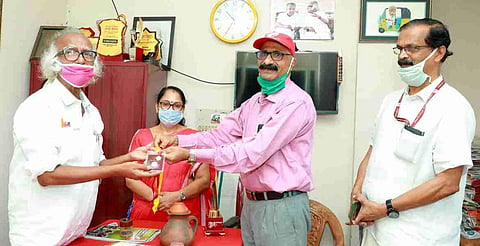 ഡോ. പിവി മോഹനന്‍ പുരസ്‌കാരങ്ങള്‍ ദുരിതാശ്വാസ നിധിയിലേക്കു കൈമാറുന്നു/പിആര്‍ഡി