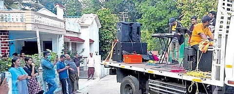 ജനങ്ങളുടെ വിരസത മാറ്റാൻ ഗാനമേള ഒരുക്കി പൊലീസ് ; പണി ‘പാട്ടിൽ കിട്ടി’, ആളുകളെ വീട്ടിൽ കയറ്റാൻ ഭീഷണിയും
