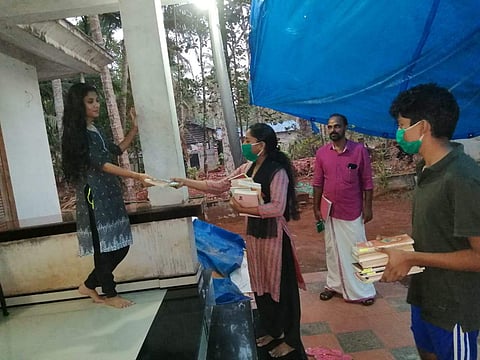 ബഷീറും എംടിയും മാധവിക്കുട്ടിയും വീട്ടിലെത്തും; ലോക്ക്ഡൗണില്‍ വായനാമുറിയൊരുക്കി 'പുസ്തകക്കൂട്'