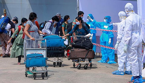 പത്ത് ദിവസം പനിയില്ലെന്ന് ഉറപ്പാക്കണം; ഹോം ഐസൊലേഷൻ കഴിഞ്ഞാൽ പരിശോധന വേണ്ട ; പുതിയ മാർ​ഗനിർദേശം പുറത്തിറക്കി കേന്ദ്ര ആരോ​ഗ്യമന്ത്രാലയം