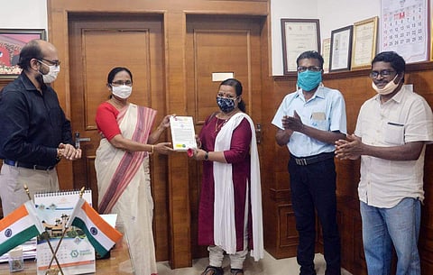 കോവിഡ് പോരാട്ടത്തിലെ മുന്നണി പോരാളികള്‍ക്ക് ദി ന്യൂ ഇന്ത്യന്‍ എക്‌സ്പ്രസിന്റെയും മെഡിമിക്‌സിന്റെയും ആദരം; നഴ്‌സുമാരുടെ സേവനം വിലമതിക്കാനാവാത്തതെന്ന് ആരോഗ്യമന്ത്രി