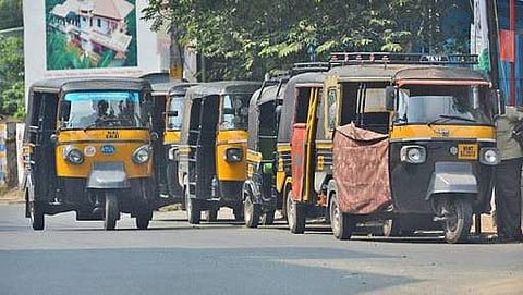 അന്തര്‍ ജില്ലാ യാത്രകള്‍ക്ക് പാസ് നിര്‍ബന്ധം ; ഓട്ടോയ്ക്കും ടാക്‌സിക്കും അനുമതി
