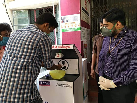 'കൈയൊന്നു നീട്ടിയാല്‍ കയ്യിലെത്തും സാനിറ്റൈസര്‍'; സെന്‍സര്‍ സാങ്കേതികവിദ്യയുമായി വിദ്യാര്‍ഥികള്‍ 