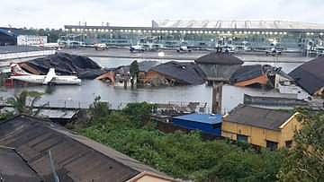 വീശിയടിച്ച് ഉംപുണ്‍ : കനത്ത മഴയില്‍ പ്രളയക്കടലായി വിമാനത്താവളം ( വീഡിയോ )