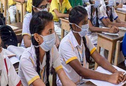 എസ്എസ്എൽസി, പ്ലസ്ടു പരീക്ഷ; വിദ്യാർത്ഥികൾക്ക് മാസ്കും മാർ​ഗ നിർദ്ദേശങ്ങളും വീട്ടിലെത്തിച്ചു