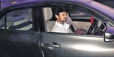 ബീഹാറില്‍ നിന്ന് മടങ്ങിയെത്തി; കോവിഡ് ഇല്ലെന്ന സര്‍ട്ടിഫിക്കറ്റ് നാട്ടുകാര്‍ അംഗീകരിച്ചില്ല; കാര്‍ ക്വാറന്റൈനാക്കി യുവാവ്