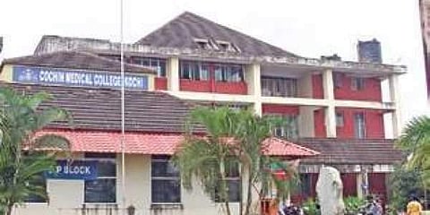 ഓസ്‌ട്രേലിയയില്‍ നിന്ന് കൊച്ചിയിലെത്തിയ ആള്‍ക്ക് കോവിഡ് ലക്ഷണങ്ങള്‍; മെഡിക്കല്‍ കോളജില്‍ പ്രവേശിപ്പിച്ചു; വിമാനത്തില്‍ 10 ഗര്‍ഭിണികള്‍ ഉള്‍പ്പടെ 221 യാത്രക്കാര്‍