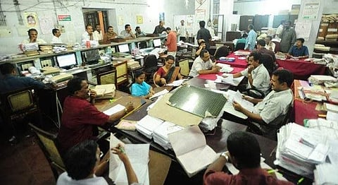 ലോക്ക്ഡൗണ്‍: സര്‍ക്കാര്‍ ഓഫീസുകളും സ്ഥാപനങ്ങളും തുറന്ന് പ്രവര്‍ത്തിക്കുന്നതിന് മാര്‍ഗനിര്‍ദേശം, വിശദാംശങ്ങള്‍ ഇങ്ങനെ
