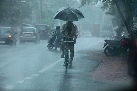 അറബിക്കടലിൽ പുതിയ ന്യൂനമര്‍ദ്ദം ; കനത്ത മഴയ്ക്ക് സാധ്യത ; ഏഴ് ജില്ലകളില്‍ ഇന്ന് യെല്ലോ അലര്‍ട്ട്