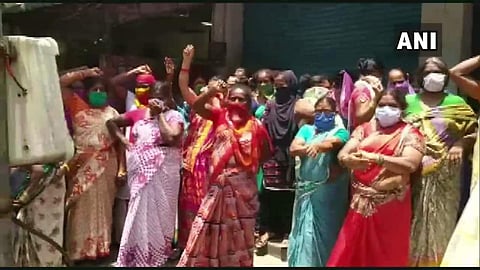 പച്ചക്കറി വാങ്ങാന്‍ വെറും മൂന്നു മണിക്കൂര്‍; മദ്യക്കടകള്‍ തുറക്കുന്നത് ഏഴ് മണിക്കൂര്‍; പ്രതിഷേധവുമായി സ്ത്രീകള്‍