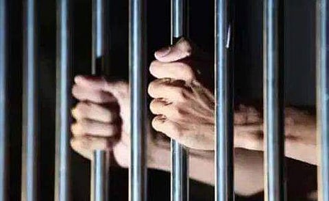 ദൈവ പ്രീതിക്കായി ജയിലിൽ വച്ച് കൊലക്കേസ് പ്രതി ജനനേന്ദ്രിയം അറുത്തെടുത്തു; ഗുരുതരാവസ്ഥയിൽ