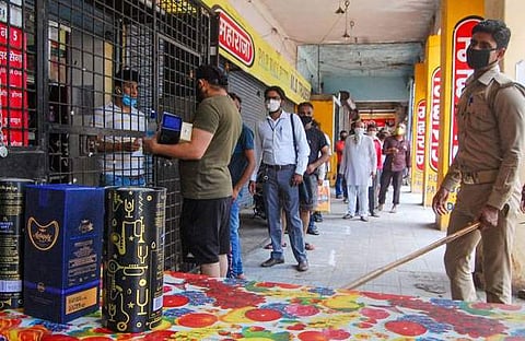 മദ്യം വാങ്ങാൻ ഇ-ടോക്കണ്‍, തിരക്ക് നിയന്ത്രിക്കാൻ മാര്‍ഷല്‍മാരും  