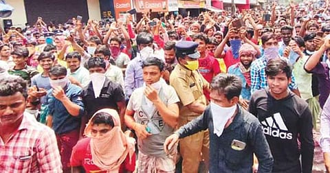നാട്ടിലേക്ക് പോകണം; കൊല്ലത്ത് പ്രതിഷേധവുമായി അതിഥി തൊഴിലാളികള്‍, പൊലീസ് ലാത്തി വീശി