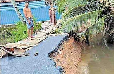 ടാറിം​ഗ് ജോലിക്കിടെ റോഡ് ഇടിഞ്ഞ് ആറ്റിലേക്ക് പതിച്ചു