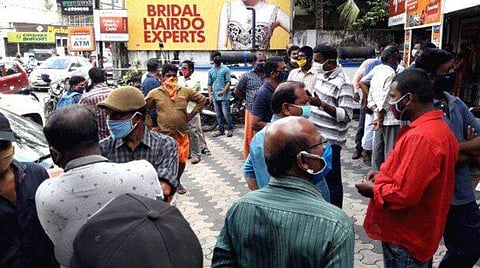 വീട്ടിലെ എസിയില്‍ ചോരപ്പാടുകള്‍, വധഭീഷണി, സംഭവം നടന്നത് ആര്‍ക്കും എത്തിപ്പെടാന്‍ കഴിയാത്ത സ്ഥലത്ത്; യുവാവിന്റെ മരണത്തില്‍ ദുരൂഹത തുടരുന്നു
