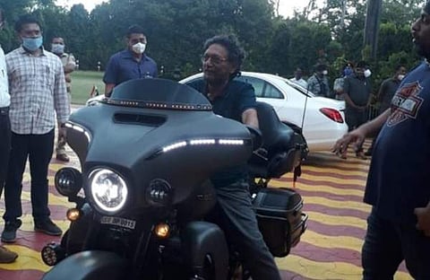 ചീഫ് ജസ്റ്റിസ് എസ്എ ബോബ്‌ഡെ ഹാര്‍ലി ഡേവിഡ്‌സണ്‍ ബൈക്കില്‍; ചിത്രങ്ങള്‍ വൈറല്‍