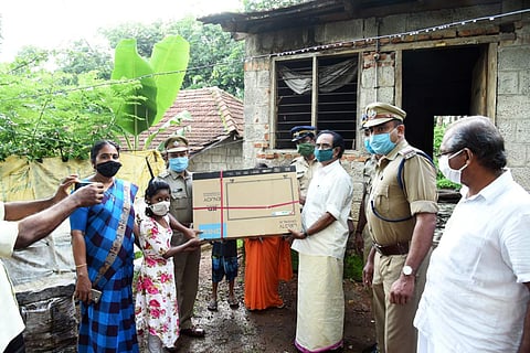 ഗൃഹസന്ദര്‍ശനത്തിനെത്തിയ പൊലീസുകാരോട് സങ്കടം പറഞ്ഞു; ശ്രുതിക്കും ശരത്തിനും ടിവി നല്‍കി പഠനമുറപ്പാക്കി ജനമൈത്രി പൊലീസ് 