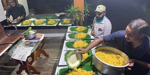 കുഴിമന്തി, നെയ്‌ച്ചോര്‍, ബീഫ് കറി..., ക്വാറന്റൈനില്‍ എത്തിയ പ്രവാസികള്‍ക്ക് സൗജന്യ ഭക്ഷണം നല്‍കി ഒരു നാട്, നന്മ 
