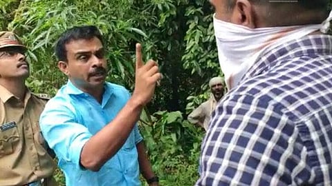 'തന്നെ മാങ്കുളം ടൗണില്‍ കെട്ടിയിട്ട് തല്ലും'; വനം വകുപ്പ് ഉദ്യോഗസ്ഥര്‍ക്ക് സിപിഐ നേതാവിന്റെ ഭീഷണി (വീഡിയോ)