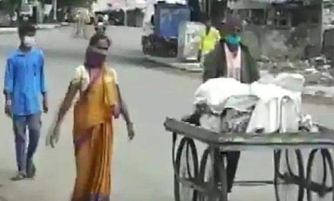 കോവിഡ് പേടിച്ച് ബന്ധുക്കൾ പോലും സഹായിച്ചില്ല, ഭർത്താവിന്റെ മൃതദേഹം ഉന്തുവണ്ടിയിൽ ശ്മശാനത്തിലെത്തിച്ച് സ്ത്രീ, വിഡിയോ