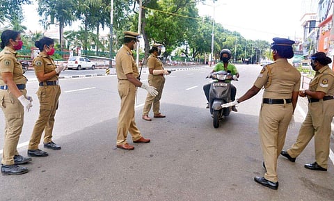 തിരുവനന്തപുരത്തെ തീരപ്രദേശങ്ങളില്‍ സമ്പൂര്‍ണ ലോക്ക്ഡൗണ്‍; ദേശീയ പാതയില്‍ വാഹനം നിര്‍ത്തരുത്, കടകള്‍ നാലുമണിവരെ; നിയന്ത്രണം ഇങ്ങനെ  