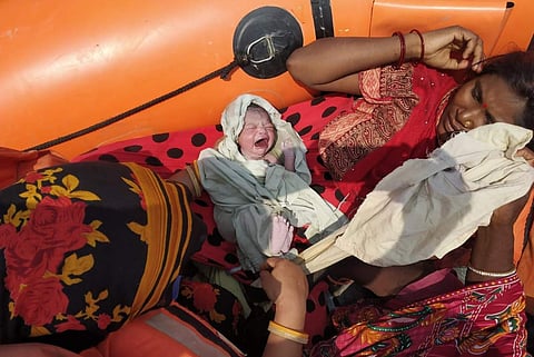 ചുറ്റും പ്രളയജലം; 25കാരിക്ക് രക്ഷാ ബോട്ടില്‍ പ്രസവം (വീഡിയോ)