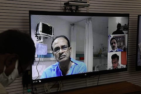 ആശുപത്രിയിലായാലും കോവിഡ് പോരാട്ടത്തില്‍ പിന്നോട്ടില്ല; അവലോകന യോഗം വിളിച്ച് ചേര്‍ത്ത് മധ്യപ്രദേശ് മുഖ്യമന്ത്രി