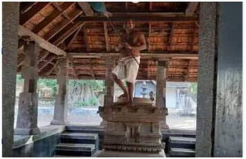 ക്ഷേത്ര ബലിക്കല്ലില്‍ കയറി നിന്ന് മാറാലയടിച്ചു; ദേവസ്വം ജീവനക്കാരന് സസ്‌പെന്‍ഷന്‍
