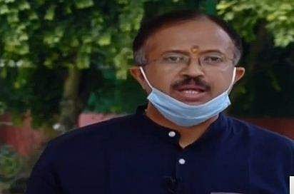 ഉപദേശകന്റെ കളളക്കടത്തില്‍ ഇടപെട്ടോ?; പിണറായിയോട് വി മുരളീധരന്‍