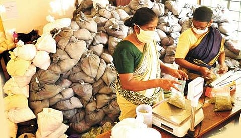 സൗജന്യ ഓണക്കിറ്റ് നാളെ മുതല്‍ ; നീല, വെള്ള കാര്‍ഡുകാര്‍ക്ക് 10 കിലോ സ്‌പെഷല്‍ അരി ; 21 മുതല്‍ ഓണച്ചന്തകള്‍