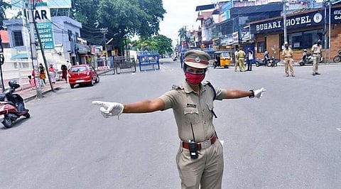 കോവിഡ് രോ​ഗികളുടെ എണ്ണം കുതിച്ചുയരുന്നു; സംസ്ഥാനത്ത് നിയന്ത്രണങ്ങൾ കടുപ്പിച്ചേക്കും; നിർണായക യോ​ഗം ഇന്ന്