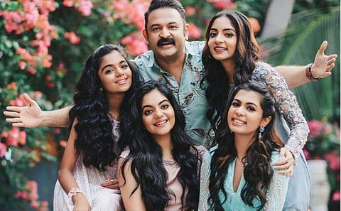 ഒരേ സമയം അഞ്ച് ചാനലില്‍ റിലീസ്; നൃത്തത്തില്‍ വീണ്ടും ഞെട്ടിച്ച് അഹാനയും അനിയത്തിമാരും 
