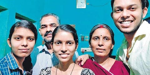 അച്ഛൻ ബിഹാറിൽ നിന്ന് എത്തിയത് വീട്ടുജോലിക്കായി, മകൾ എംജി യൂണിവേഴ്സിറ്റി ബിരുദ പരീക്ഷയിൽ ഒന്നാം റാങ്കുകാരി; അഭിമാനം