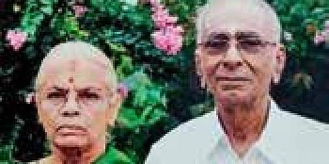 ആദ്യ ഹെലികോപ്റ്റര്‍ യാത്രയുടെ ത്രില്ലില്‍ മുത്തച്ഛനും മുത്തശ്ശിയും, പറന്നെത്തുന്നത് കൊച്ചുമകന്റെ കല്ല്യാണത്തിന്  