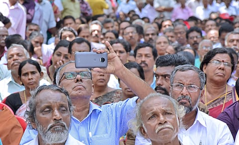 ജീവനക്കാരുടെ സംഘടനകള്‍ ആരെയാണ് പേടിക്കുന്നത് ?