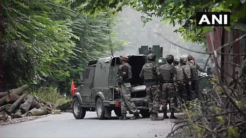 കശ്മീരില്‍ മൂന്ന് ഭീകരരെ സൈന്യം വധിച്ചു; ഏറ്റുമുട്ടല്‍ തുടരുന്നു