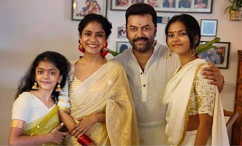ഉത്രാടചിത്രവുമായി ഇന്ദ്രജിത്ത്, ഓണപ്പുടവയില്‍ മൂന്ന് സുന്ദരികളെയും ചേര്‍ത്തുപിടിച്ച് താരം, വൈറലായി ചിത്രം 